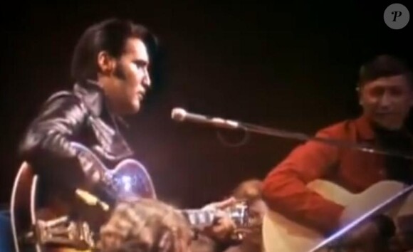 Le "King" Elvis Presley chante son tube Blue Christmas.