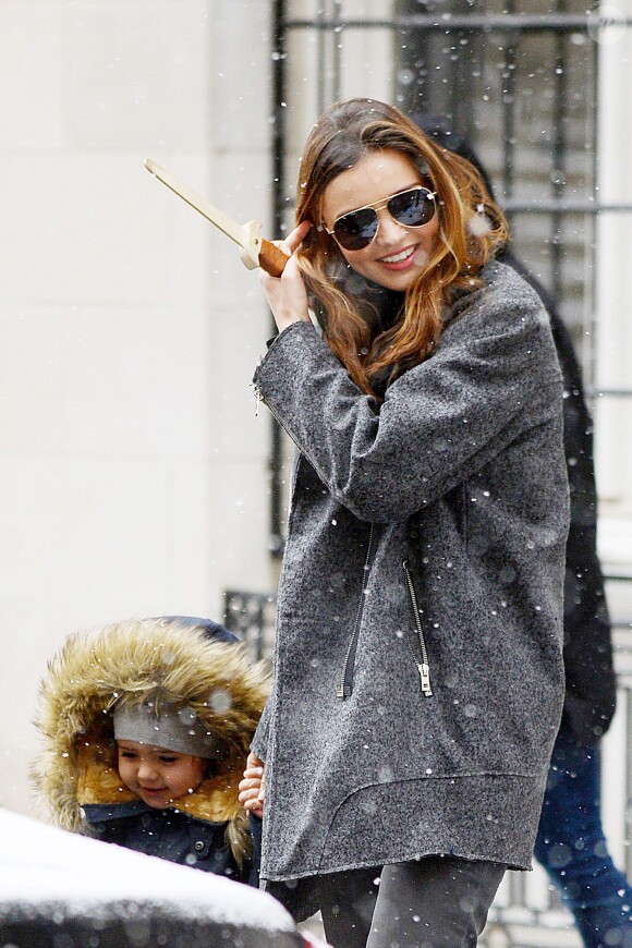 Miranda Kerr, souriante à sa sortie son appartement à New York avec son fils Flynn. Le 14 décembre 2013.