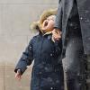 Flynn tente de goûter des flocons de neige en quittant l'appartement de sa mère, Miranda Kerr. New York, le 14 décembre 2013.