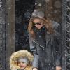 Miranda Kerr et son fils Flynn quittent leur appartement à New York, le 14 décembre 2013.