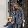 Miranda Kerr et son fils Flynn quittent leur appartement à New York, le 14 décembre 2013.