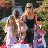 Denise Richards fait du shopping avec ses filles Sam et Lola à Santa Monica,n le 5 décembre 2013.