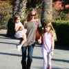 Denise Richards fait du shopping avec ses filles Sam et Lola à Santa Monica, le 5 décembre 2013.