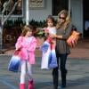 Denise Richards fait du shopping avec ses filles Sam et Lola à Santa Monica, le 5 décembre 2013.