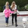 Denise Richards se balade avec ses filles Sam et Lola et une amie dans les rues de Beverly Hills, le 23 novembre 2013.