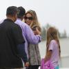 Charlie Sheen prend un avion en compagnie de son ex-femme Denise Richards et de leurs filles Sam et Lola. Los Angeles, le 16 novembre 2013.