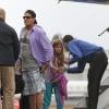 Charlie Sheen prend un avion en compagnie de son ex-femme Denise Richards et de leurs filles Sam et Lola. Los Angeles, le 16 novembre 2013.