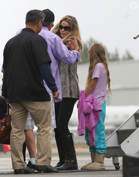 Charlie Sheen prend un avion en compagnie de son ex-femme Denise Richards et de leurs filles Sam et Lola, le 16 novembre 2013.