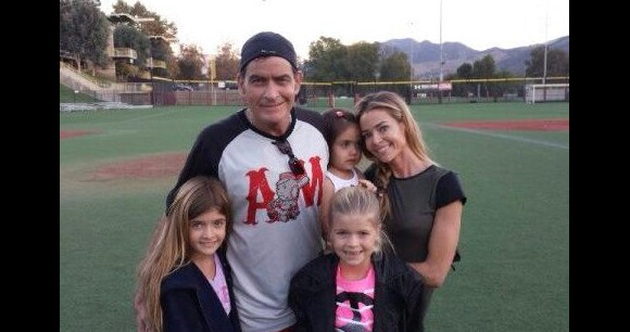 Charlie Sheen a posté ce cliché très familial dimanche 10 novembre 2013 sur son compte Twitter.