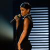 Rihanna chante "Diamond" aux 41e American Music Awards au Nokia Theatre à Los Angeles, le 24 november 2013.
