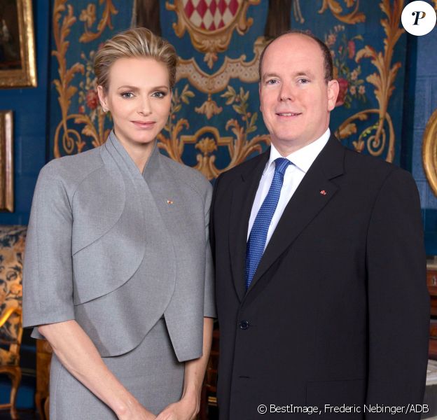 Portrait officiel de la princesse Charlene et du prince Albert II de Monaco, dévoilé le 16 décembre 2013. La photographie a été réalisée le 17 novembre par Frédéric Nebinger dans les salons du palais princier.