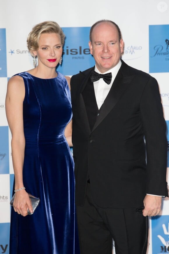 La princesse Charlene et le prince Albert II de Monaco au gala Monaa le 15 novembre 2013