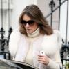 Exclusive - Liz Hurley sort de son appartement à Londres sans sa bague de fiançailles, le 17 décembre 2013. Elle aurait décidé de se séparer de Shane Warne