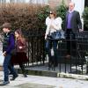 Exclusive - Liz Hurley sort de son appartement à Londres sans sa bague de fiançailles, le 17 décembre 2013.