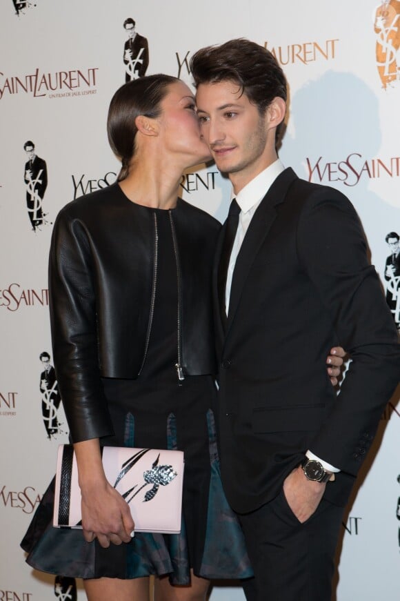 Pierre Niney et sa compagne Natasha Andrews à la première du film Yves Saint Laurent à l'UGC Normandie de Paris, le 19 décembre 2013.