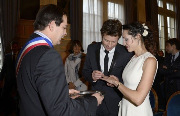 Exclusif - Candice Hugo, fille de Nicole Coullier, et Christophe Dardeau lors de leur mariage à la mairie du 16e arrondissement de Paris le 18 décembre 2013