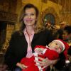 Valérie Trierweiler avec le petit Killian déguisé en père Noël lors d'un événement de charité donné par le Secours Populaire à Brive-la-Gaillarde, le 21 décembre 2013.