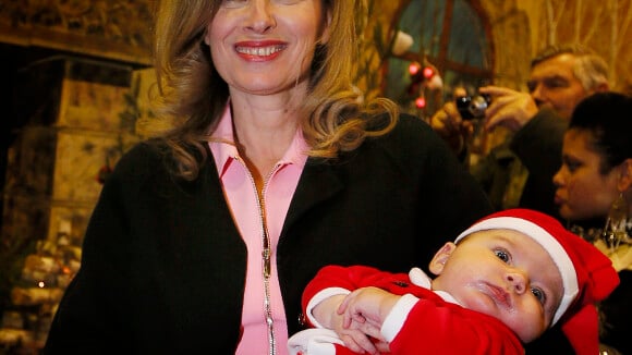 Valérie Trierweiler : La Mère Noël, bébé dans les bras, distribue ses cadeaux