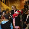 Valérie Trierweiler avec le petit Killian déguisé en père Noël lors d'un événement de charité donné par le Secours Populaire à Brive-la-Gaillarde, le 21 décembre 2013.
