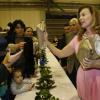 Valérie Trierweiler offre des cadeaux aux mamans lors d'un événement de charité donné par le Secours Populaire à Brive-la-Gaillarde, le 21 décembre 2013.