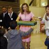 Valérie Trierweiler distribue des cadeaux aux enfants lors d'un événement de charité donné par le Secours Populaire à Brive-la-Gaillarde, le 21 décembre 2013.