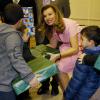Valérie Trierweiler distribue des cadeaux aux enfants lors d'un événement de charité donné par le Secours Populaire à Brive-la-Gaillarde, le 21 décembre 2013.