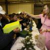 Valérie Trierweiler offre des cadeaux aux mamans lors d'un événement de charité donné par le Secours Populaire à Brive-la-Gaillarde, le 21 décembre 2013.