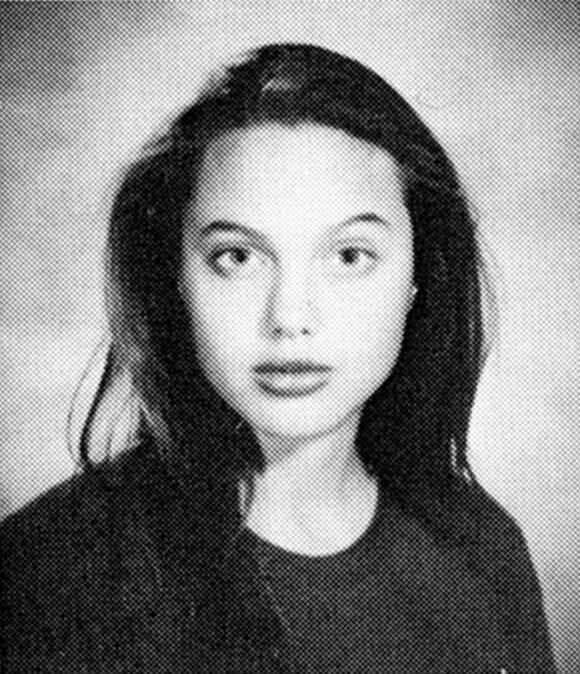Angelina Jolie (Voight) pose lors de sa Freshman Year à l'âge de 15 ans, en 1990 alors qu'elle étudie à la Beverly Hills High School, Los Angeles.