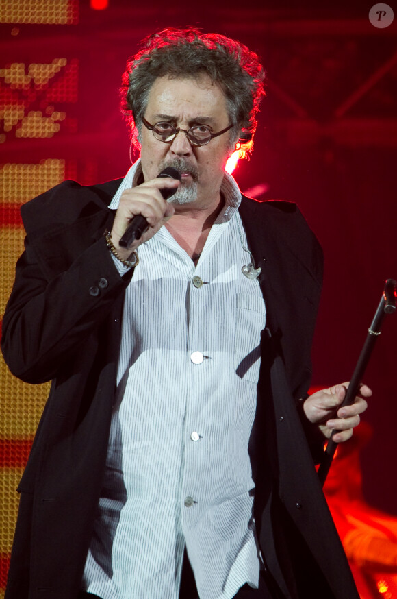 Patrick Hernandez sur la scène de Bercy à Paris lors de la tournée Stars 80, le samedi 21 décembre 2013.