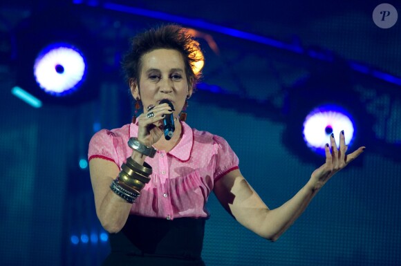 Caroline Loeb sur la scène de Bercy à Paris lors de la tournée Stars 80, le samedi 21 décembre 2013.