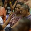 Barack Obama et son épouse, Michelle, assistent à un match de basketball universitaire au Manoa Stan Sheriff Center à Honolulu, le 22 décembre 2013.