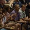 Barack Obama et sa famille assistent à un match de basketball universitaire au Manoa Stan Sheriff Center à Honolulu, le 22 décembre 2013. 