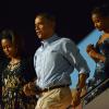 Barack et Michelle Obama, avec leurs filles Malia et Sasha, arrivent à Hawaï, le 21 décembre 2013. 