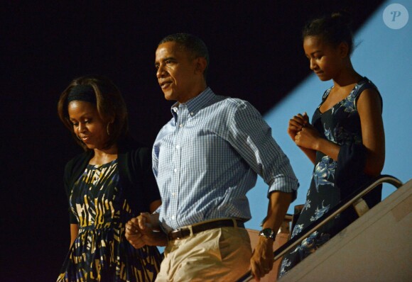 Barack et Michelle Obama, avec leurs filles Malia et Sasha, arrivent à Hawaï, le 21 décembre 2013. 