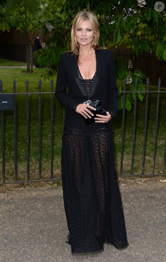 Kate Moss, éternelle icône de mode, se rend à une soirée à Londres, en octobre 2013. La Brindille a le sens du style et peut naturellement booster les pièces les plus simples.