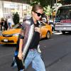 A la ville, Nicole Richie (n°2) est toujours ultra-stylée. Ici, dans les rues de New York en septembre 2013, la belle twiste son boyfriend jeans avec un gilet à imprimés esprit kimonoo et des lunettes oversize.