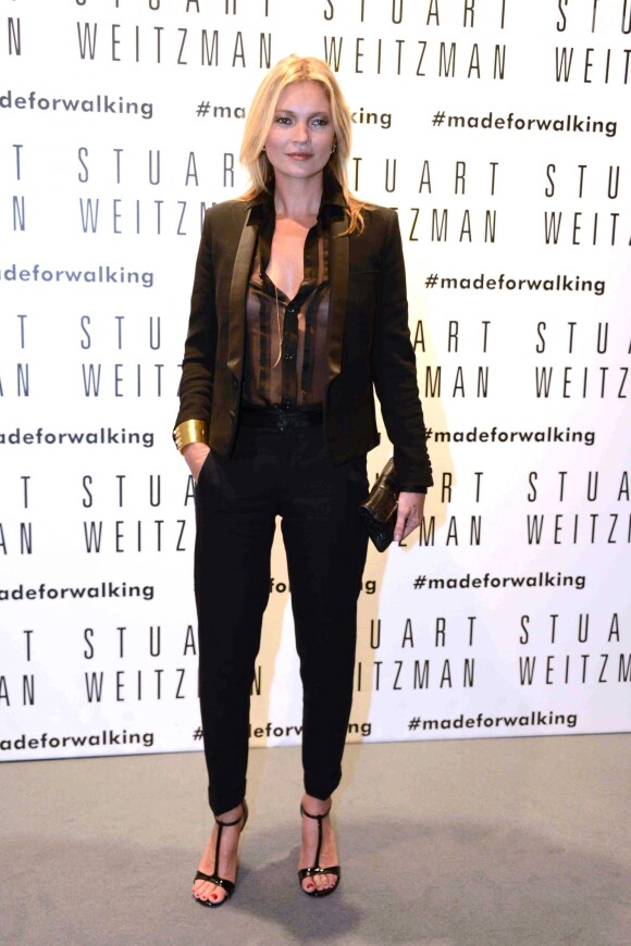 Lorsque Kate Moss joue au masculin-féminin, elle excelle. La Brindille a choisi une tenue chic pour soutenir son ami créateur de souliers Stuart Weitzman lors de son ouverture de boutique à Milan en septembre 2013