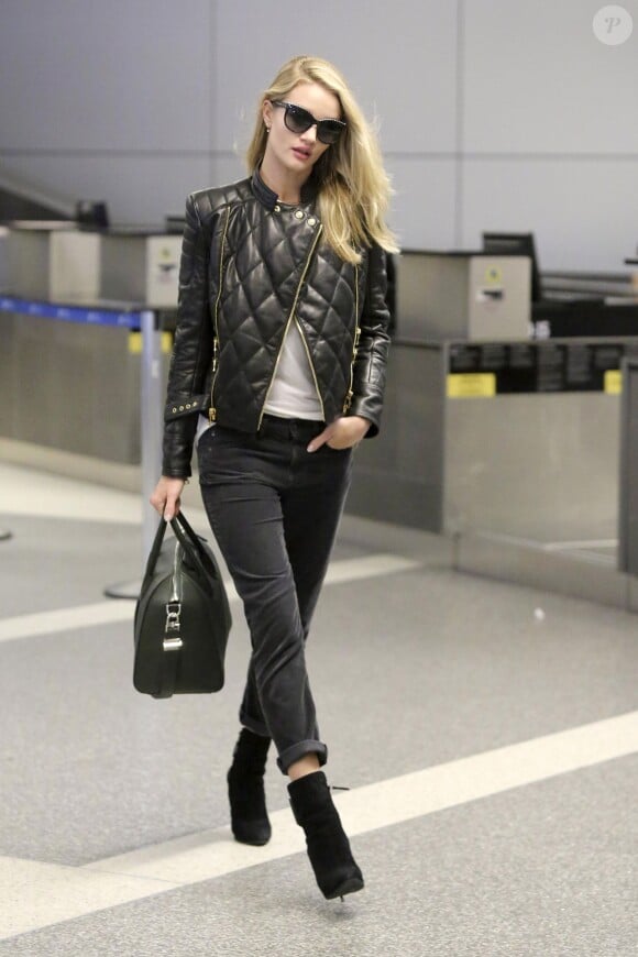 Pour prendre l'avion, Rosie Huntington-Whiteley (4) dégaine la tenue de motarde sexy. L'ancienne star de Victoria' s Secret a toujours le secret pour un style réussi.