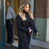 Kim Kardashian ne quitte plus son manteau noir Céline et le recycle de jour comme de nuit. En total look black, la star de télé réalité prouve qu'elle a laissé le look trop bling au vestiaire pour briller d'élégance. Oui, c'est possible !