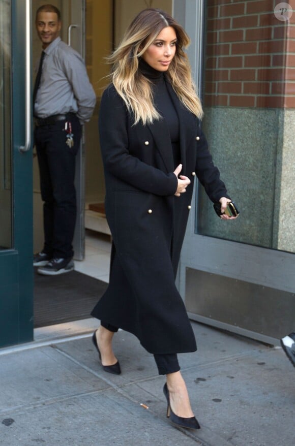 Kim Kardashian ne quitte plus son manteau noir Céline et le recycle de jour comme de nuit. En total look black, la star de télé réalité prouve qu'elle a laissé le look trop bling au vestiaire pour briller d'élégance. Oui, c'est possible !