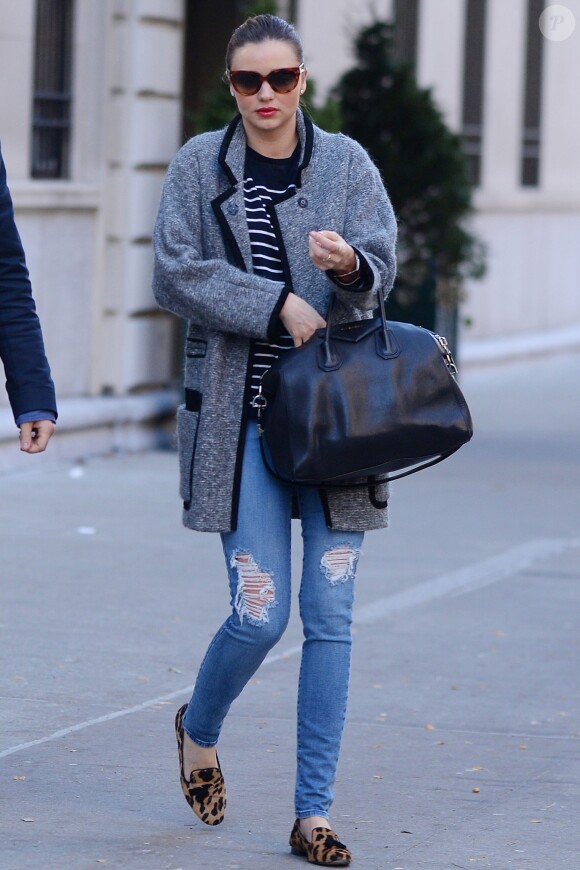 Miranda Kerr version cool et relax dans les rues de New York. Un jean, un manteau oversize et des loafer en poulain composent sa tenue sans faute. Lunettes de marque et sac Givenchy viennent compléter ce look sans faute, Miranda est décidément une reine du style. Décembre 2013