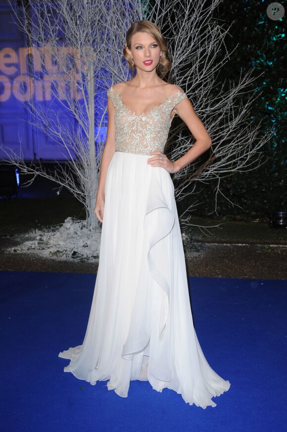 Taylor Swift élégante lors du Winter Whites Gala à Kensington Palace en novembre 2013. La chanteuse réalise un sans faute et prouve que son style a beaucoup changé.