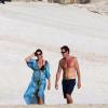 Cindy Crawford et son mari Rande Gerber se promènent sur une plage de Los Cabos. Le 23 décembre 2013.