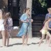 Cindy Crawford, son mari Rande Gerber et leurs enfants Presley et Kaia sur une plage de Los Cabos. Le 23 décembre 2013.
