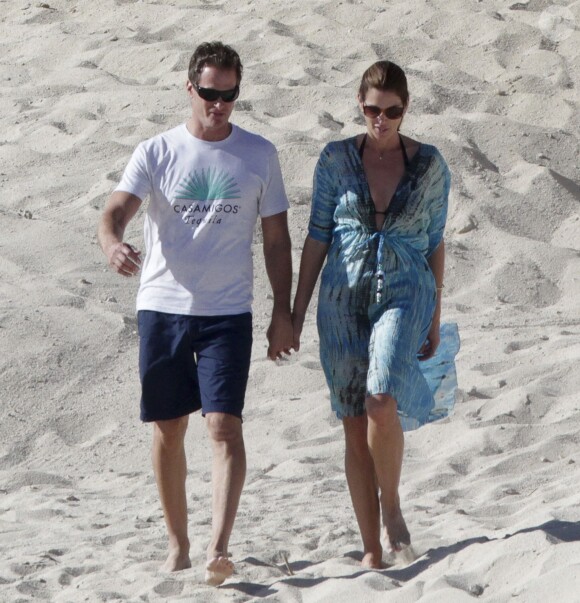Cindy Crawford et son mari Rande Gerber, en amoureux sur une plage de Los Cabos. Le 23 décembre 2013.