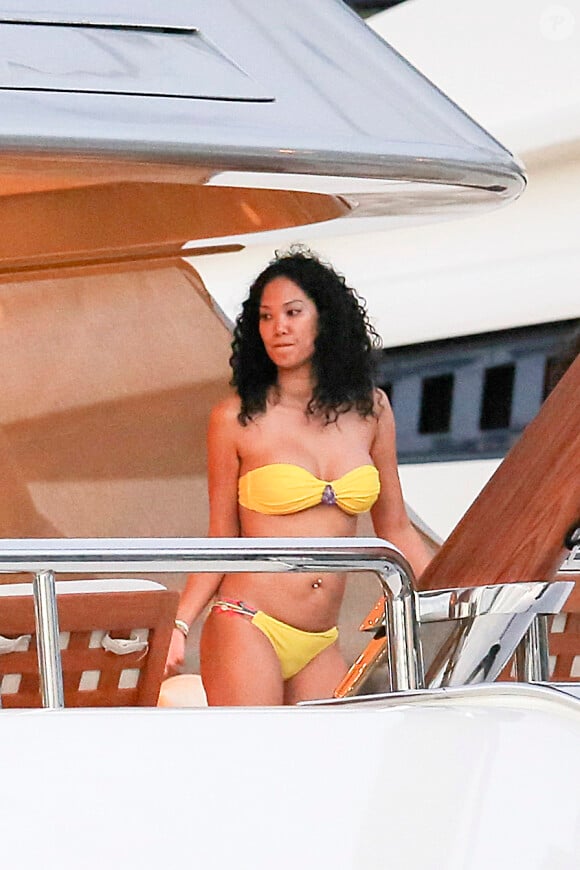 Exclusif - Kimora Lee Simmons, en bikini sur un yacht, profite de vacances à Saint-Barthélemy avec ses filles Ming et Aoki, son ex-mari Russell Simmons et des amis. Le 22 décembre 2013.