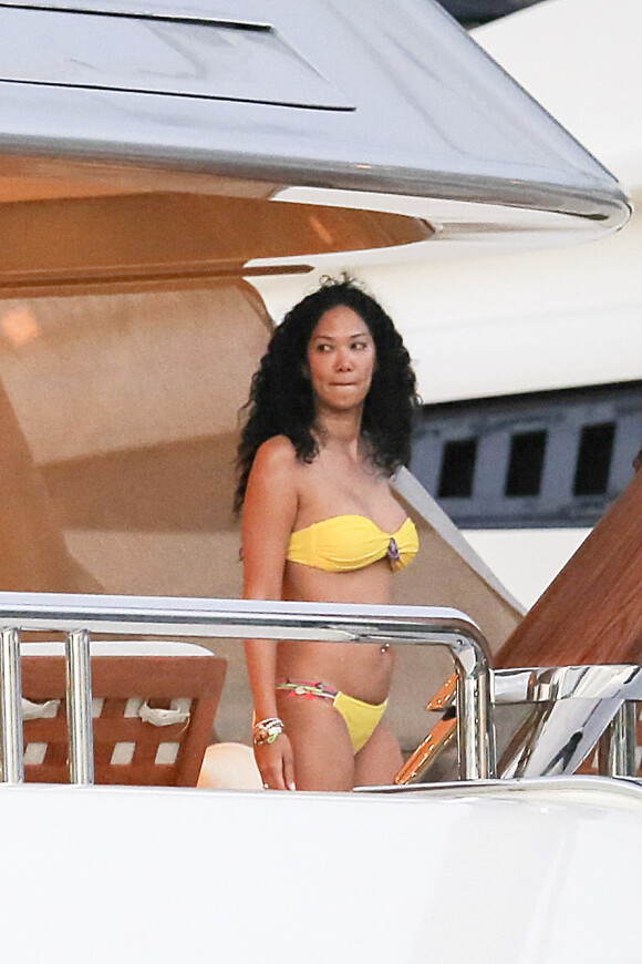 Exclusif - Kimora Lee Simmons, en bikini sur un yacht, profite de vacances à Saint-Barthélemy. Le 22 décembre 2013.