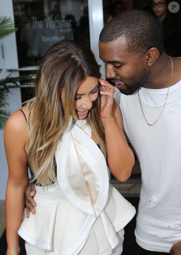 Kim Kardashian et son fiancé Kanye West font du shopping à Miami, le 29 novembre 2013.
