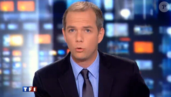Julien Arnaud présente le JT de 13 heures de TF1, samedi 23 avril 2011.