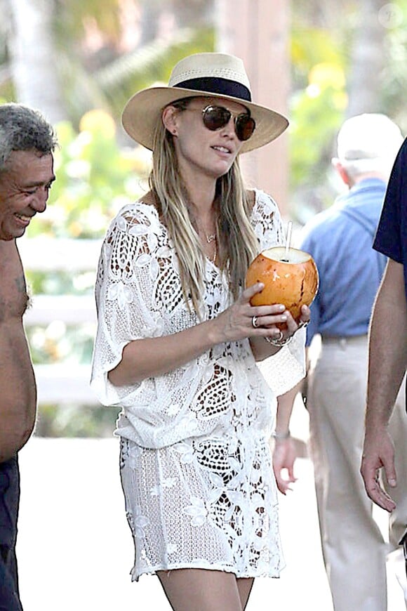 L'actrice Molly Sims passe les fêtes de fin d'année avec les deux hommes de sa vie sous le soleil de Miami. Le 24 décembre 2013